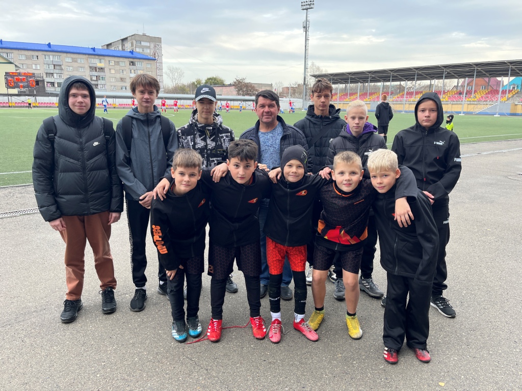Воспитанники футбольного клуба «Юность» школы №3 на финальном матче Суперкубка Алтайского края.